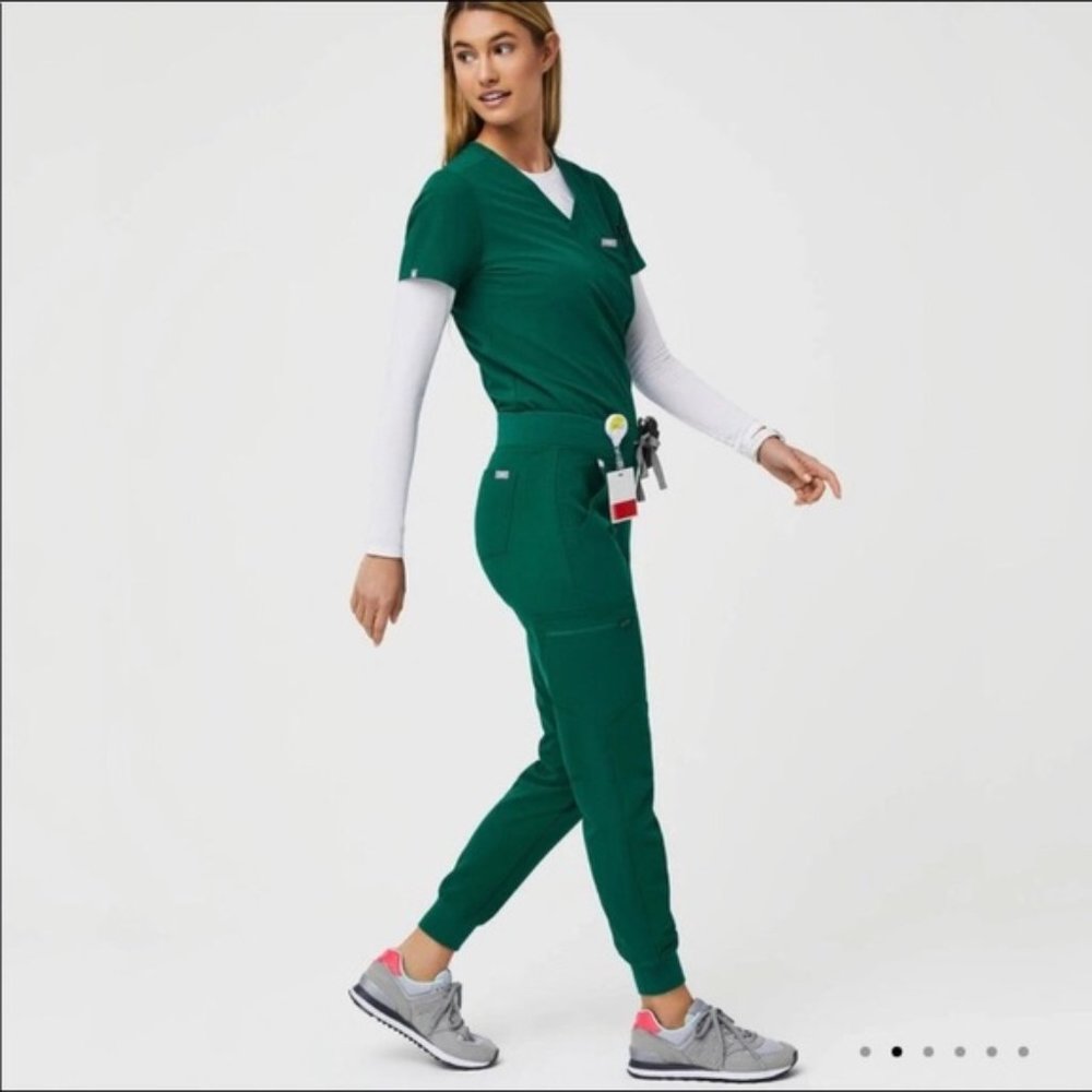 FIGS Scrubs SET - Large Hunter green Catarina top and zamora joggers - worn once